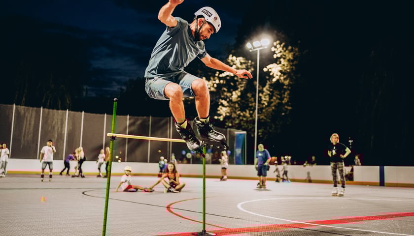 Mężczyzna w kasku na rolkach. Poprzednia edycja Skate Night