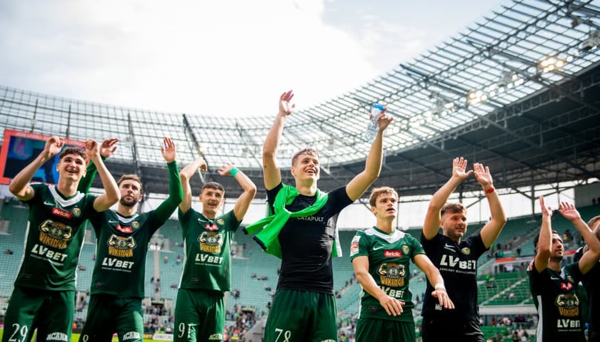 Piłkarze Śląska celebrują ostatnie zwycięstwo z Ruchem Chorzów (3:1)