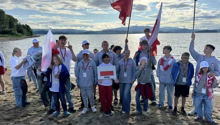 Ekipa kadetów UKS Żeglarz Wrocław, wśród reprezentantów Polski, nad jeziorem Lipno na Mistrzostwach Świata klasy Cadet 2025 w Czechach.