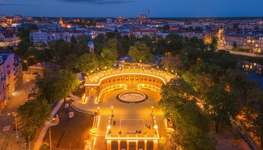 Oświetlony Bastion Sakwowy we Wrocławiu, zdjęcie zrobione z drona