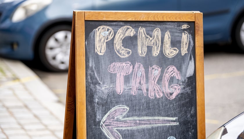 Tablica z napisem "pchli targ", zdjęcie ilustracyjne