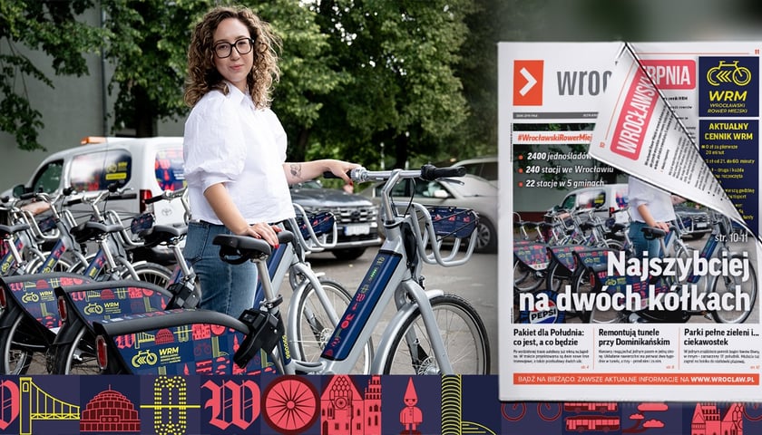 Kobieta prezentuje nowe rowery  miejskie Wrocławia na stacji rowerowej. Okładka najnowszego wydania biuletynu z tytułem: Najszybciej na dwóch kółkach