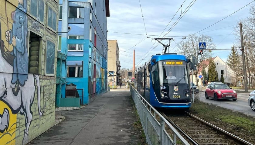 Tramwaj zmierzający na pętlę przy ulicy Opolskiej. Nowa trasa zostanie wydłużona o ponad 2 km torów