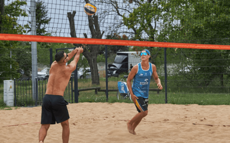 Macie ochotę rozegrać kilka setów siatkówki plażowej? Proszę bardzo, wpadnijcie do parku Skowroniego