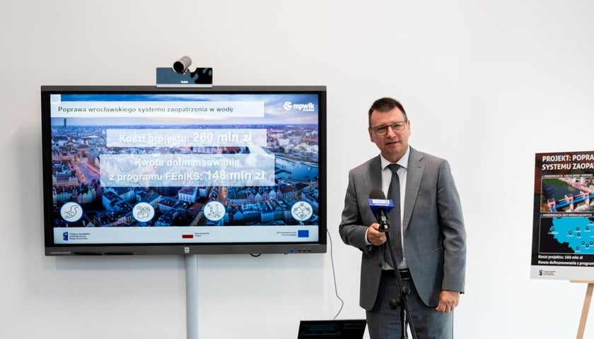<p>Konferencja prasowa wok&oacute;ł projektu &bdquo;Poprawa wrocławskiego systemu zaopatrzenia w wodę&rdquo;, kt&oacute;ry dofinansowano z unijnego programu FEniKS &ndash; prezes MPWiK Witold Ziomek</p>