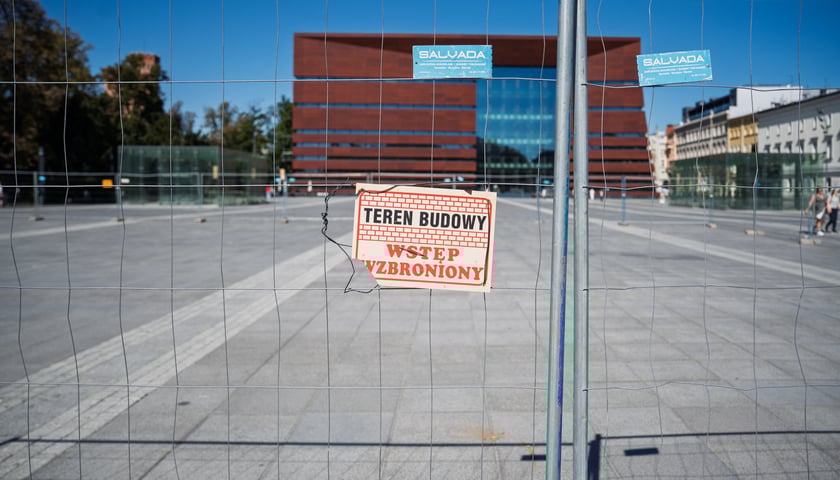 Na głównym zdjęciu plac Wolności we Wrocławiu - ogrodzenie przed NFM tuż przed początkiem prac remontowych