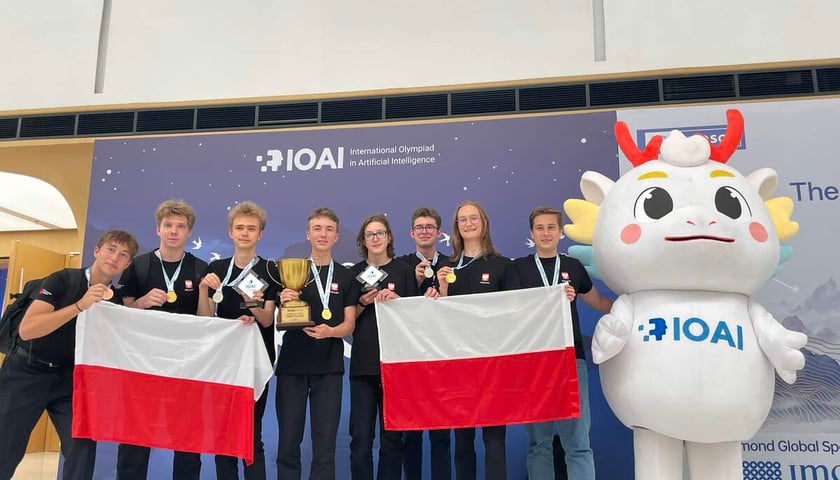 <p>Krzysztof z zespołem na olimpiadzie AI w Pekinie&nbsp;</p>