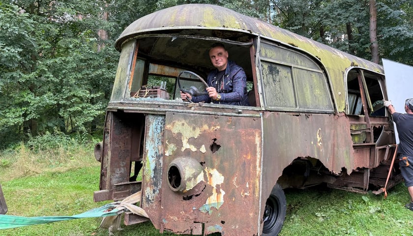 Wrak legendarnego autobusu Bałtyk, który trafił do Muzeum Motoryzacji WENA w Oławie