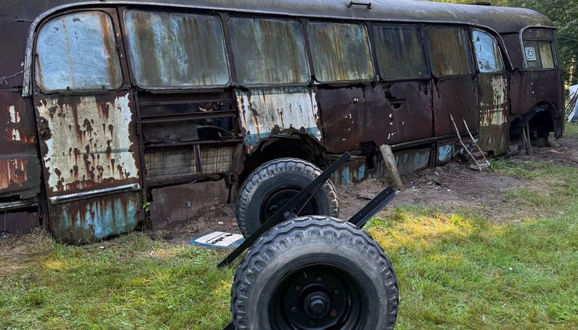 Wrak legendarnego autobusu Bałtyk, który trafił do Muzeum Motoryzacji WENA w Oławie
