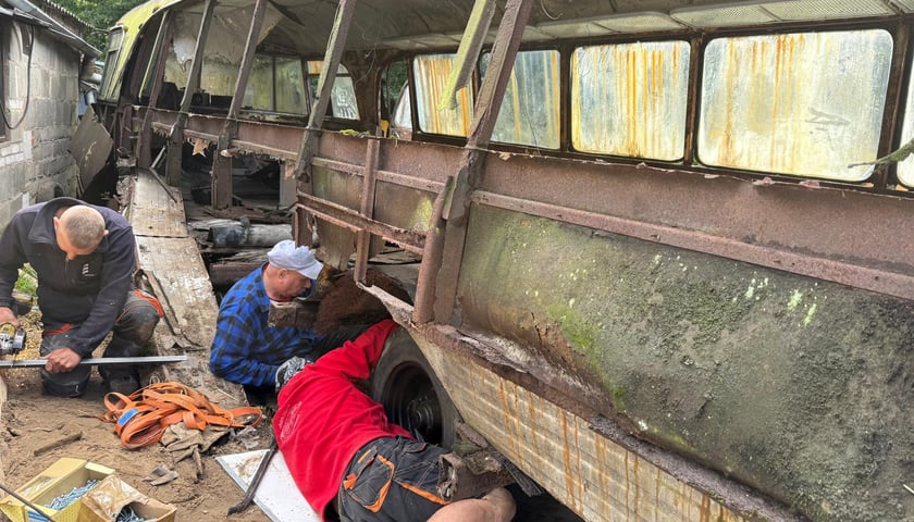 Wrak legendarnego autobusu Bałtyk, który trafił do Muzeum Motoryzacji WENA w Oławie