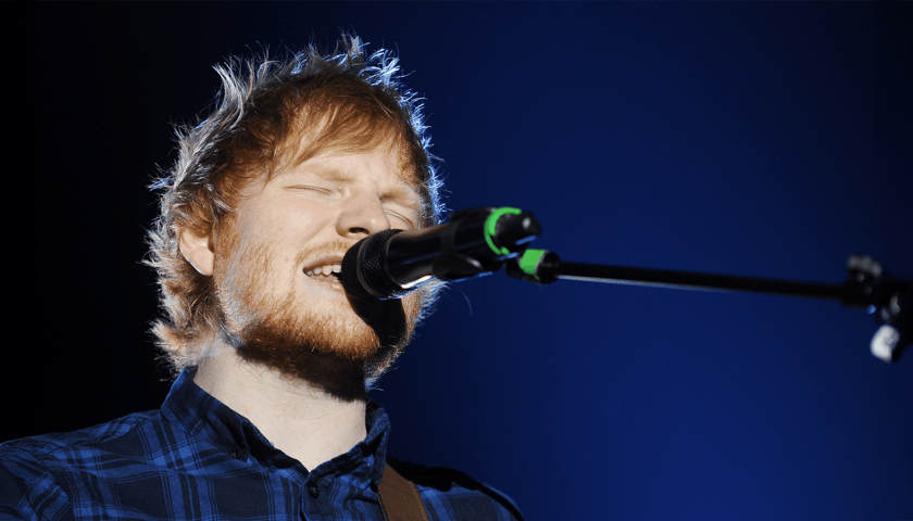 Ed Sheeran przy mikrofonie