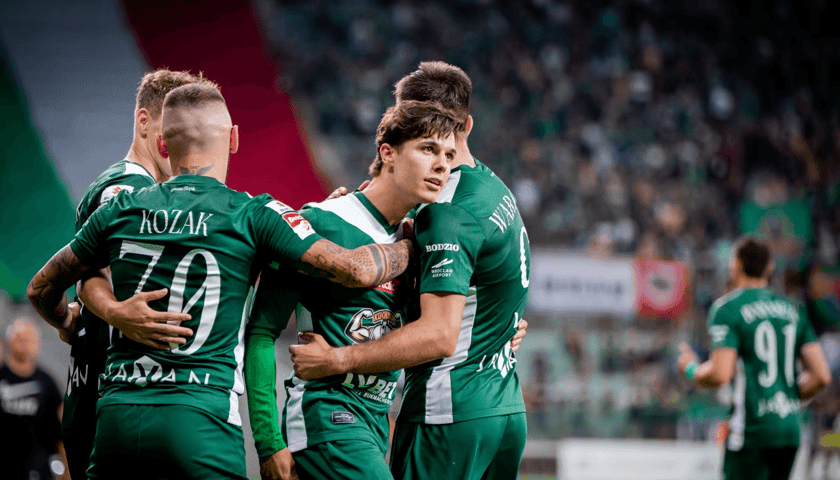 Piłkarze Śląska Wrocław cieszą się z ostatniej wygranej z Miedzią Legnica