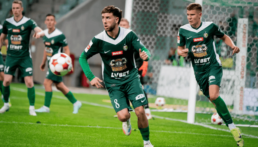Piłkarze Śląska Wrocław cieszą się z ostatniej wygranej z Miedzią Legnica