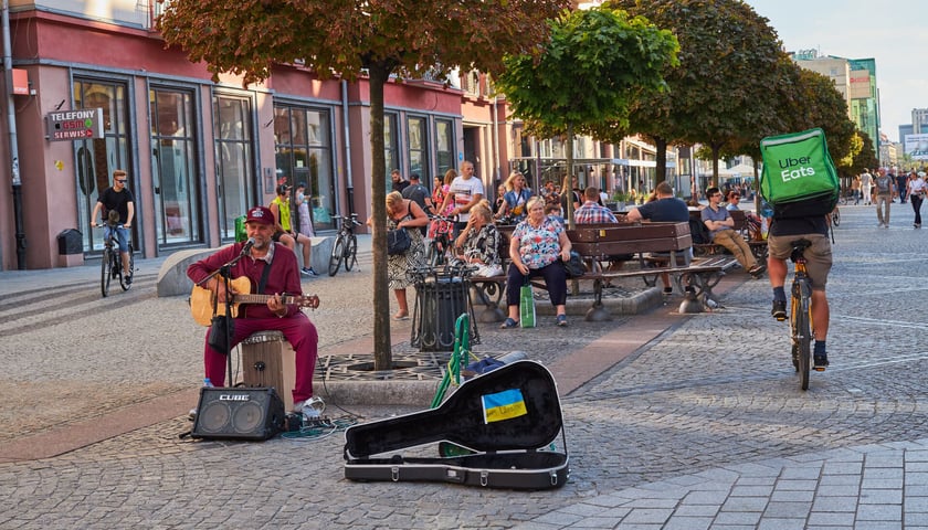<p>Artysta uliczny z Ukrainy grający na gitarze na ulicy Świdnickiej, zdjęcie archiwalne.</p>