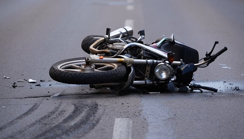 Na zdjęciu: motocykl zniszczony w wypadku. Zdjęcie ilustracyjne