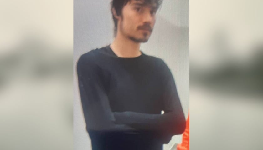 Zdjęcie zaginionego mężczyzny: szczupła budowa ciała, brązowe oczy, włosy krótkie, nieregularnie ostrzyżone (z rysopisu policji)