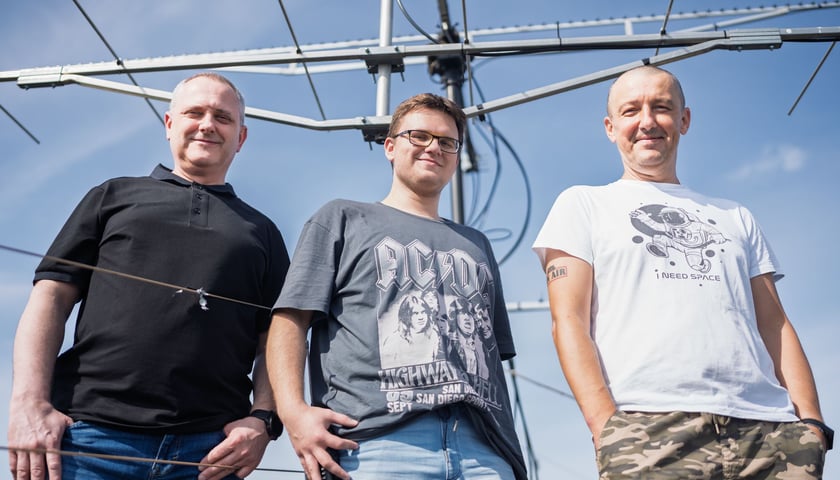 Krótkofalowcy z Wrocławia. Od lewej: Włodzimierz Tarnowski, Igor Krzywicki i Maciej Zwierzchowski