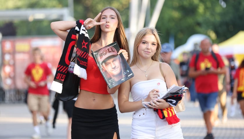 Dwie fanki Sparty, koło Stadionu Olimpijskiego, przed meczem  KS Toruń wysoko wygranym przez nasza drużynę.