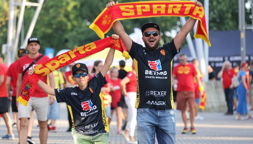 Betard Sparta ma kibiców w różnym wieku. Na zdjęciu bardzo młody i trochę starszy kibic.