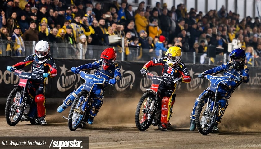 Start wyścigu żużlowego w wielkim finale PGE Ekstraligi w 2024 roku. Na torze dwóch zawodników Betard Sparty i dwóch Motoru Lublin. Czy w tym roku skład finału będzie taki sam?