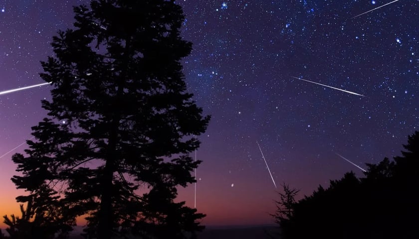 Deszcz meteorów na niebie