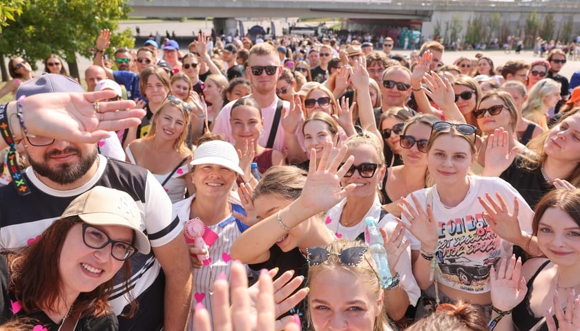 Wielbiciele Ed Sheerana w drodze na sobotni koncert na Tarczyński Arena we Wrocławiu