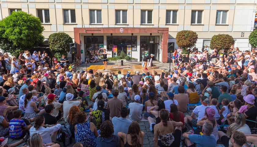 Popisy artystów sztuki cyrkowej podczas festiwalu OFCA w Oleśnicy 2025