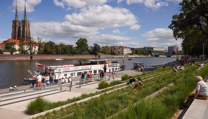 Lato w mieście. Wrocławianie spacerują nad Odrą i na Ostrowie Tumskim