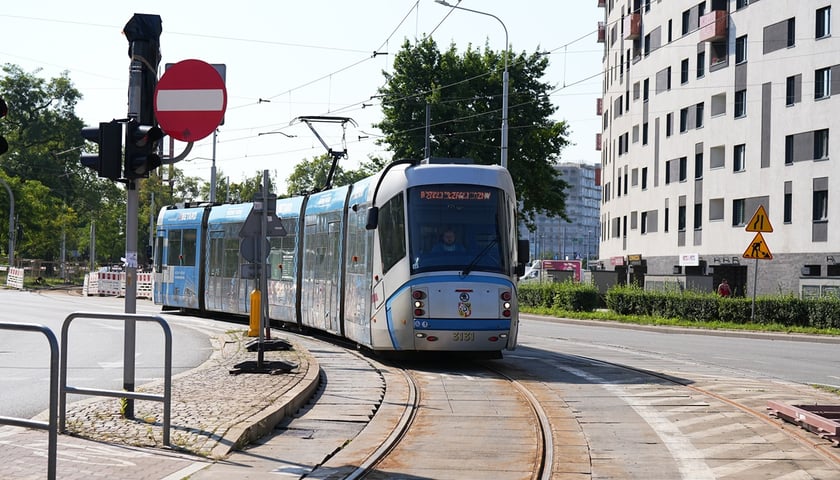 Tramwaj na torowisku we Wrocławiu. Zdjęcie ilustracyjne