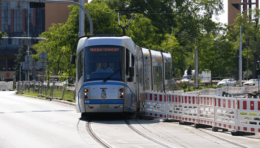 Przejazd tramwaju testowego ul. Bardzką - zdjęcie ilustracyjne