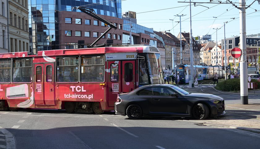 Samochód sderzył się z tramwajem na torach
