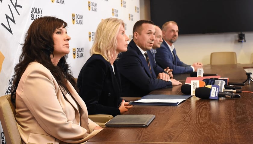 Od lewej: Magdalena Okulowska (prezes spółki ARAW), Renata Granowska (wiceprezydent Wrocławia), Paweł Gancarz (marszałek Województwa Dolnośląskiego), Zygmunt Berdychowski (przewodniczący rady programowej), i Jarosław Rabczenko (członek zarządu województwa dolnośląskiego) na konferencji zapowiadającej Forum Ekonomiczne w Karpaczu 2025