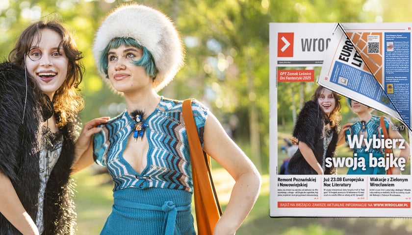 Lato, na tle zieleni stoją dwie młode kobiety fantazyjnie ubrane, jedna w czerni z monoklem, druga w niebieskiej sukience, pod białą futrzaną czapka skrywa niebieskie włosy. Napis: Wybierz swoją bajkę 
