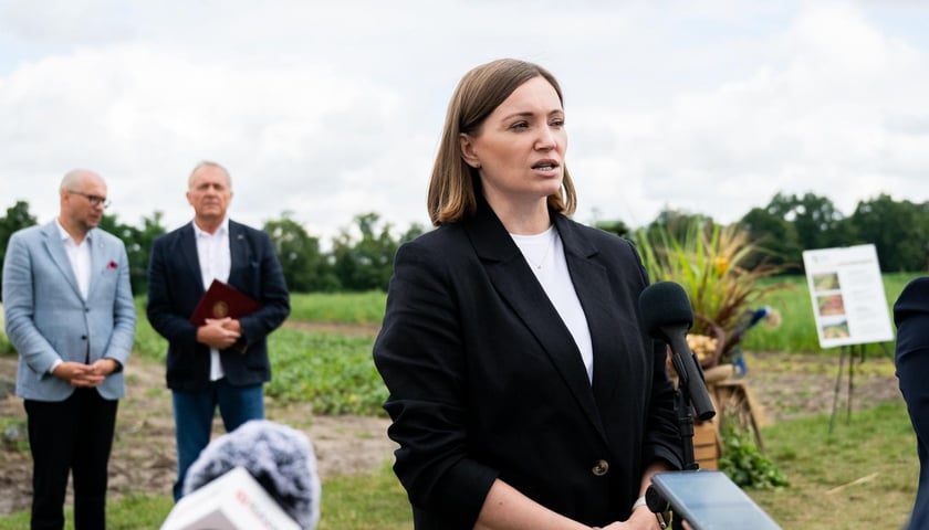 Spotkanie na Farmie Miejskiej, 18 lipca 2025, podsumowujące pierwszy sezon. Na zdjęciu:  Ewa Żmuda, wicedyrektor Wrocławskiego Centrum Integracji