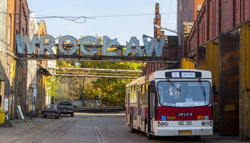 <p>Wrocławski Jelcz M121MB, kt&oacute;ry pojedzie do Poznania</p>