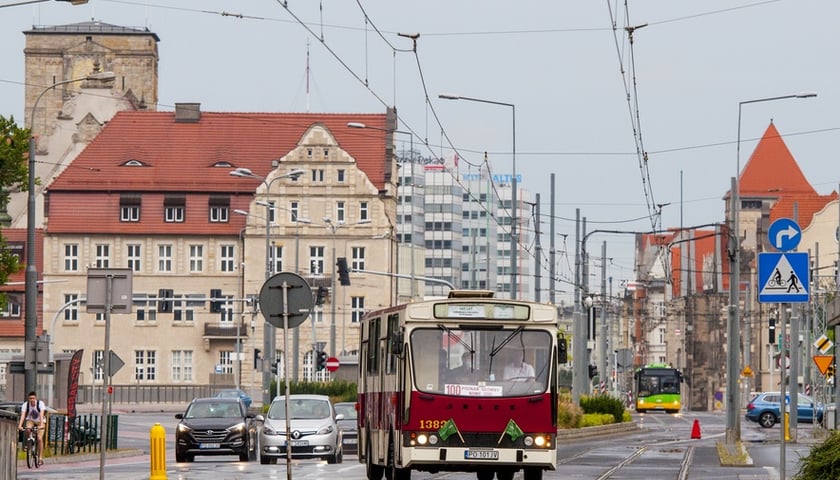 Czerwony jelcz na ulicy w Poznaniu (ten sam, ale wyremontowany, przyjedzie na weekend do Wrocławia)