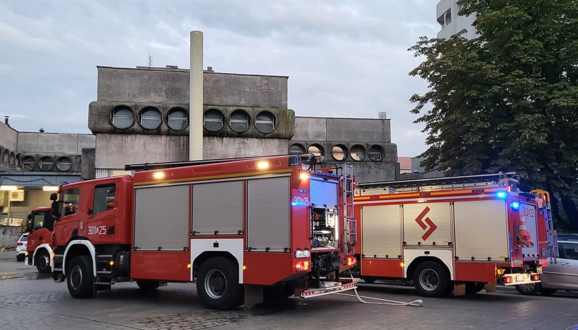 Wozy strażackie podczas gaszenia pożaru w budynku na pl. Grunwaldzkim