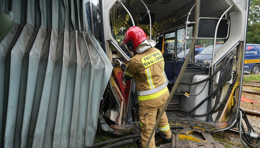 Autobus przecięty na pół po kolizji z tramwajem na Gaju we Wrocławiu