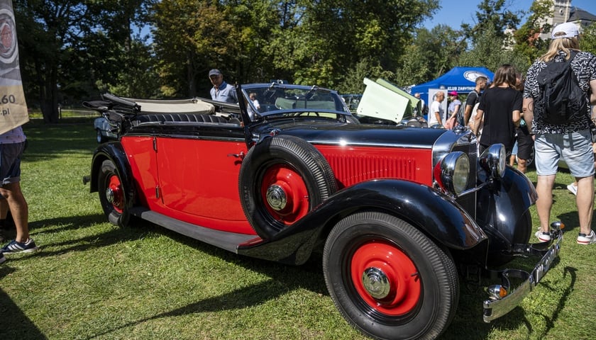 MotoClassic Wrocław w Zamku Topacz. Zdjęcie archiwalne. Na zdjęciu widać zabytkowy czerwony samochód