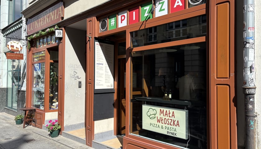 Zdjęcie przedstawia witrynę nowego lokalu Mała Włoszka we Wrocławiu.
