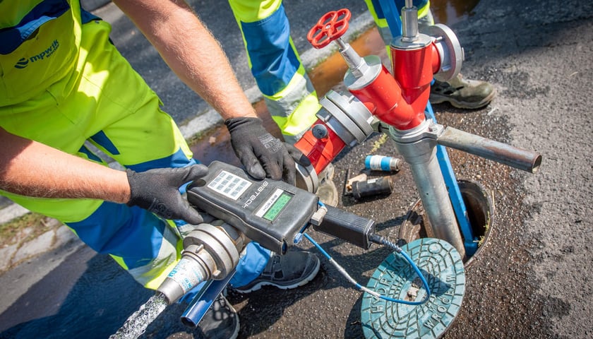 Pracownik MPWiK we Wrocławiu przy hydrancie