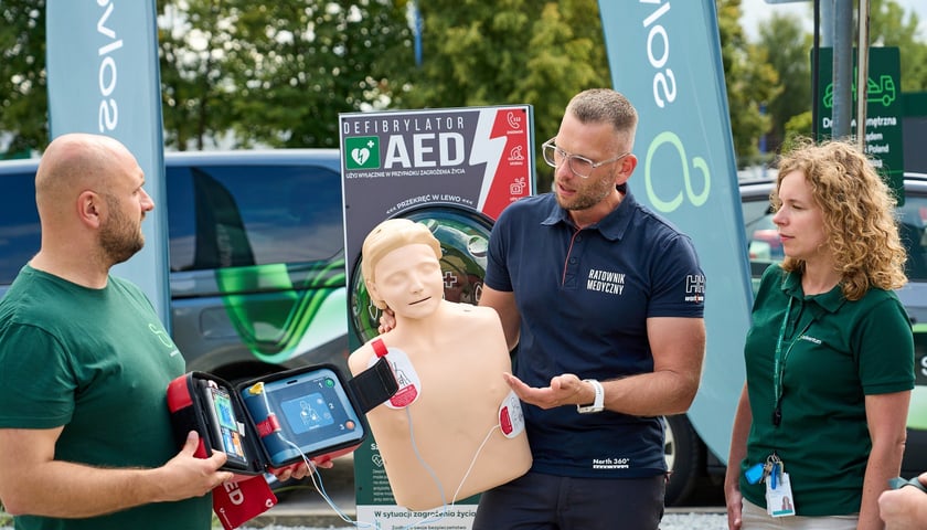 Oddanie do użytku defibrylatora AED przy Kwidzyńskiej na Kowalach, 22 sierpnia 2025
