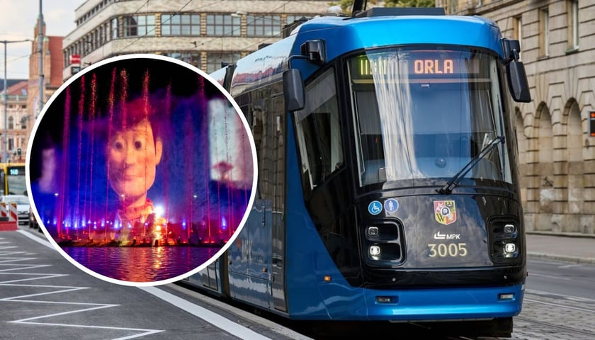 Tramwaj w kierunku Orlej przy peronie wiedeńskim przystanku Arkady (Capitol), 20 sierpnia 2025 roku, w kółeczku: pokaz Fontanny Multimedialnej z Disneyem