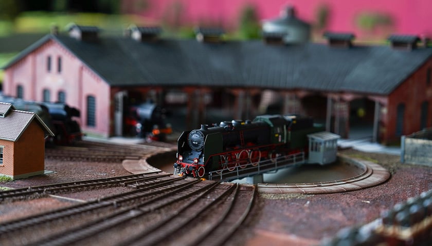 Miniaturowy pociąg na makiecie kolejowej