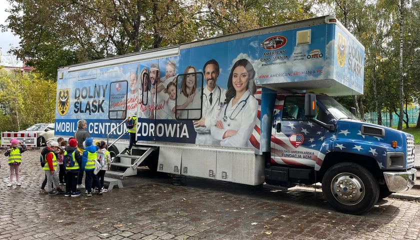 <p>Ambulans jeżdził początkowo dla fundacji Ronalda McDonalda</p>