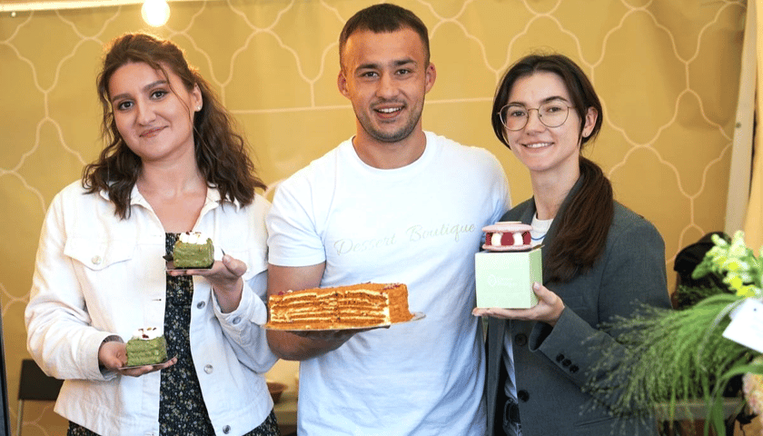 Wystawcy prezentują jedzenie podczas Gastro Miasto - 24 sierpnia 2025 r.