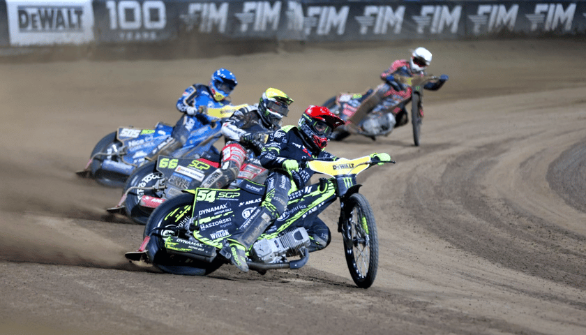 Walka na torze podczas ostatniego Grand Prix na żużlu we Wrocławiu 31 sierpnia ubiegłego roku. Tamte zawody wygrał Vaclav Vaculik. Kto będzie pierwszy tym razem?