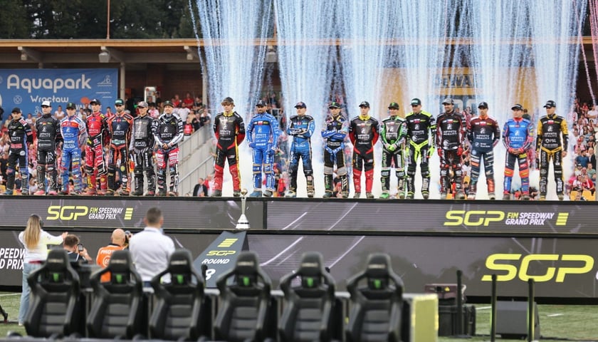 Na scenie stoją zawodnicy uczestniczący w ostatnim Grand Prix we Wrocławiu, 31 sierpnia 2024 roku