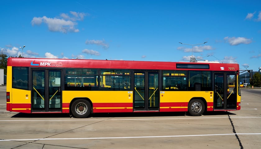 Autobus komunikacji miejskiej we Wrocławiu
