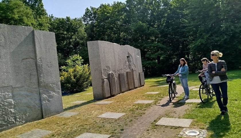 <p>Pomnik Wsp&oacute;lnej Pamięci w Parku Grabiszyńskim. Wizyta studyjna we Wrocławiu w ramach projektu GreenPlace.</p>